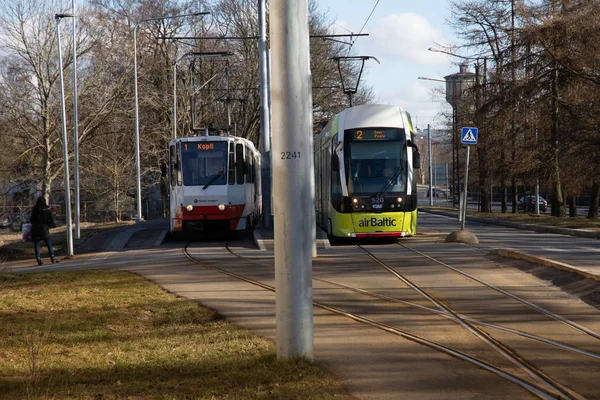 2 tramwaje czekające w stacji tramwajowej — Zdjęcie stockowe