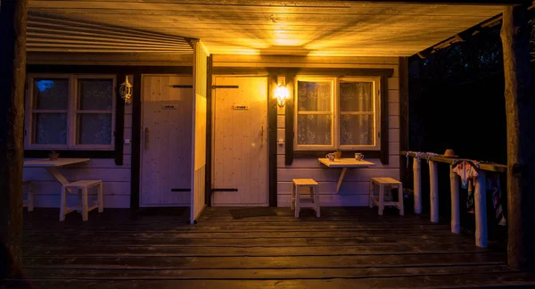 小さなテーブルと椅子が備わったロマンチックな宿泊施設 — ストック写真