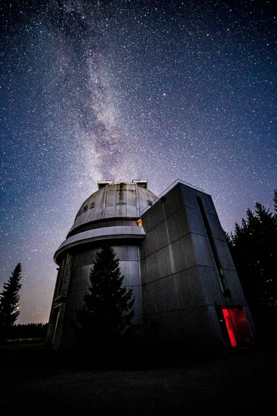 Via Láctea galáxia sobre observatório — Fotografia de Stock