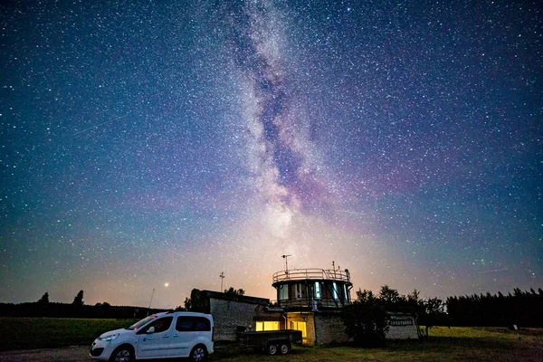 Stazione meteorologica con galassia della Via Lattea — Foto Stock