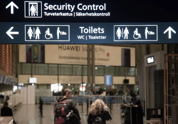 Controllo di sicurezza e servizi igienici segno in aeroporto Foto Stock Royalty Free