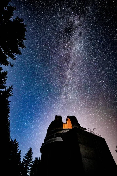 天文台の上の天の川銀河 ロイヤリティフリーのストック画像