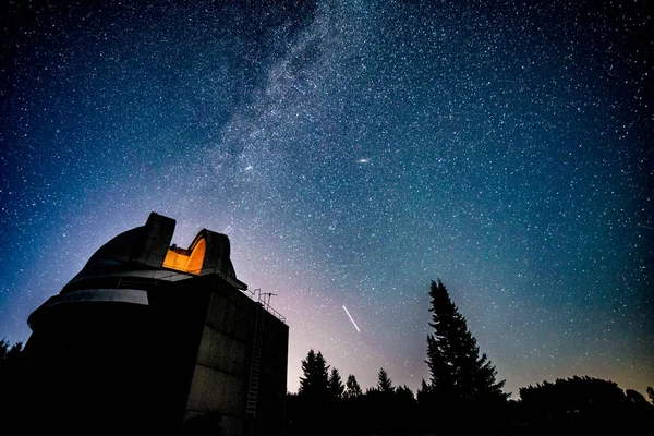 天文台の上の天の川銀河 ストック画像