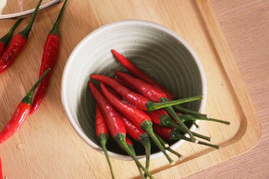 bazı kırmızı biber koymak küçük kase ve bazı ahşap tepsi söndürüldü