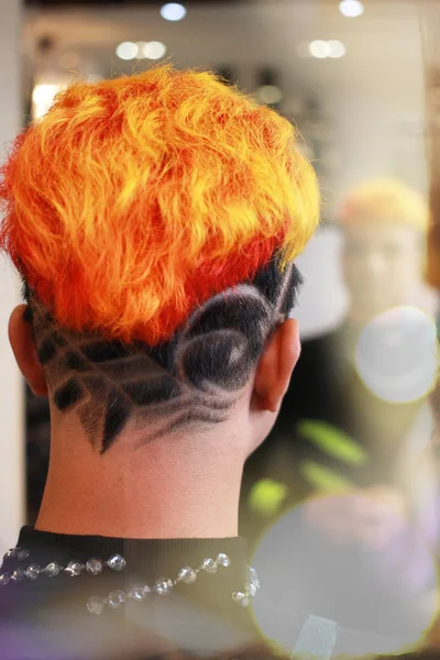 Acabamento Cabelo Tingido Laranja Gráfico Raspado — Fotografia de Stock