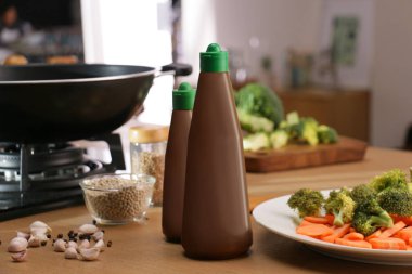 sayacı bir mutfak, sos şişeleri iki boyutunu koymak