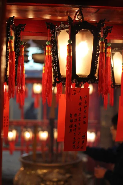 提灯がぶら下がっている赤い紙に書かれた中国語の希望 — ストック写真