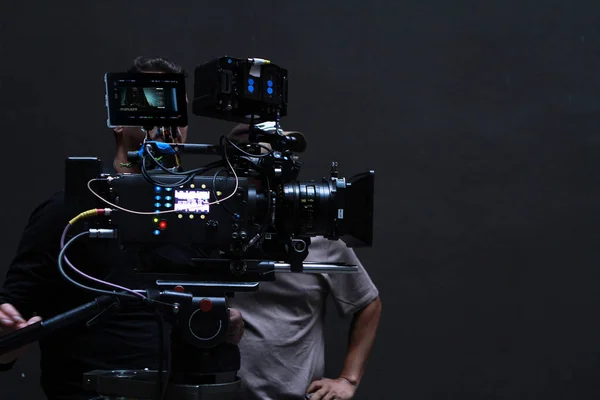 Camarógrafo Con Equipo Trabajando Estudio Para Rodar Una Película — Foto de Stock