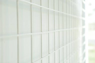 yaratıcı beyaz bir duvar süslemeleri ile kare desen rendeleyin 