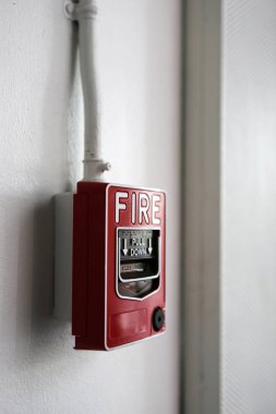 Yangın alarm anahtarı beyaz duvara bağlı