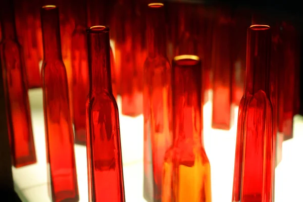 Muitos Vaso Vidro Vermelho Colocar Prateleira Luz Fazer Interessante Decorativo — Fotografia de Stock