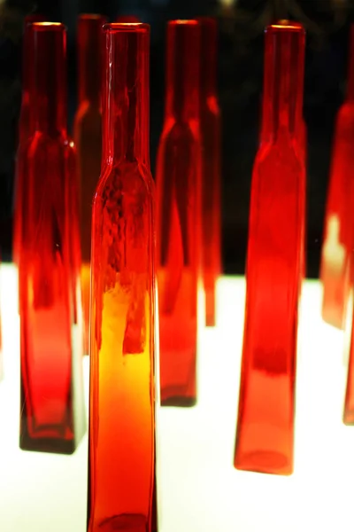 Muchos Jarrón Vidrio Rojo Puesto Estante Luz Hacen Que Interesante — Foto de Stock