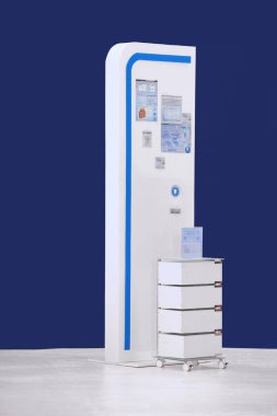 bir diş kiosk stand için hareketli bir raf veya slayt tablo ile Studio Kurulum süslemeleri