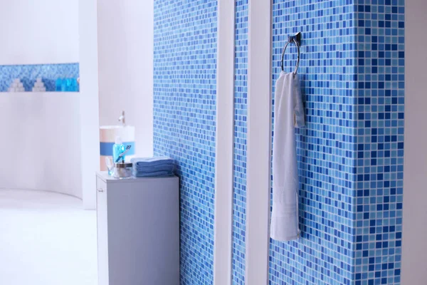 Una Toalla Blanca Colgando Pared Azulejos Mosaico Azul Configuración Del — Foto de Stock