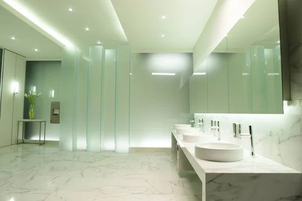 Lado Del Espejo Lavabo Configuración Elegante Baño Público — Foto de Stock