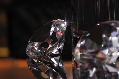 Onun güzellik yansımanın gösterdi bir tablo cam üstüne koymak daimond kadar alay