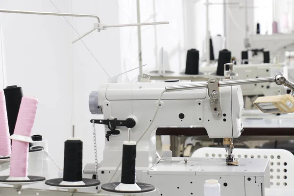Máquina Costura Uma Fileira Preparada Para Trabalhar Estúdio Sob Medida — Fotografia de Stock
