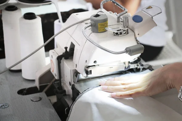 Esta Máquina Costura Para Trabalhar Borda Pedaço Tecido — Fotografia de Stock