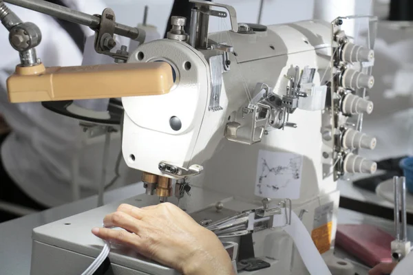 this sewing machine can sew the elastic strip with fabric