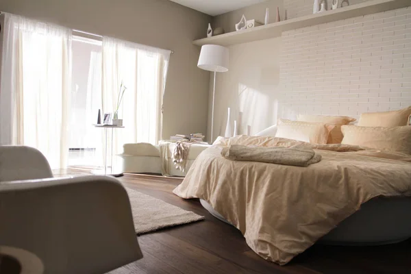 Rahat Bir Yatak Örtüsü Turuncu Bir Yorgan Bej Yatak Odası — Stok fotoğraf