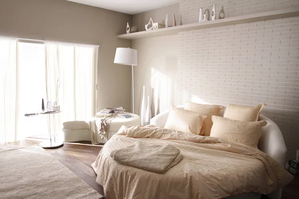 Bir Beyaz Yuvarlak Şekil Lüks Bej Sesi Yatak Odasına Koy — Stok fotoğraf
