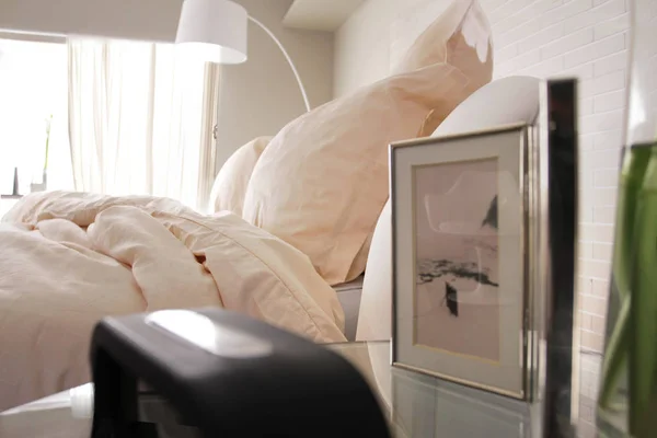 Yanında Rahat Yatak Yatak Odasında Bir Masaya Koymak Bir Gümüş — Stok fotoğraf