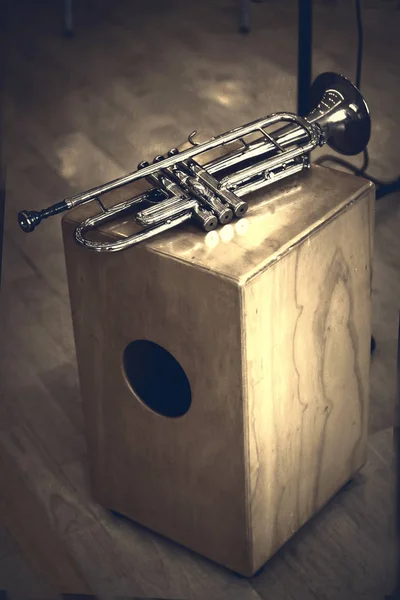 Trompet en cajon trommel — Stockfoto