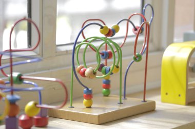 sınıf bir pencerede yakınındaki bir rafındaki orada eğitim için birçok Ahşap oyuncaklar