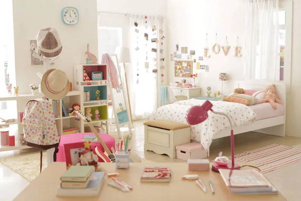 一个可爱的少女卧室设置装饰的东西和办公桌设置在地上 — 图库照片