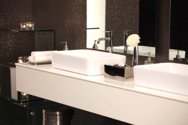 Beyaz banyo lavabo Kur Studio