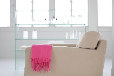 Beyaz Oda bej kanepe üzerinde pembe eşarp