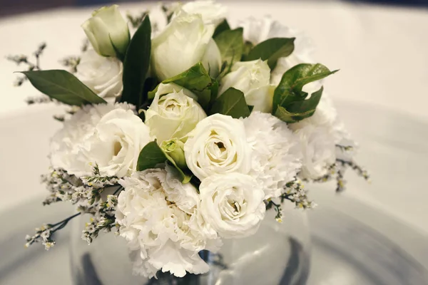 A vase of white roses and carnations — Stock Photo, Image