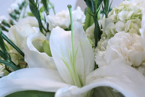 Biały bukiet lilii, goździków i Hortensja — Zdjęcie stockowe