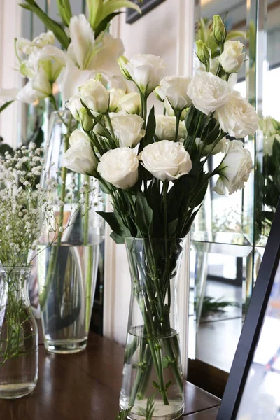 Trzy wazony przezroczyste z trzech białych kwiatów — Zdjęcie stockowe