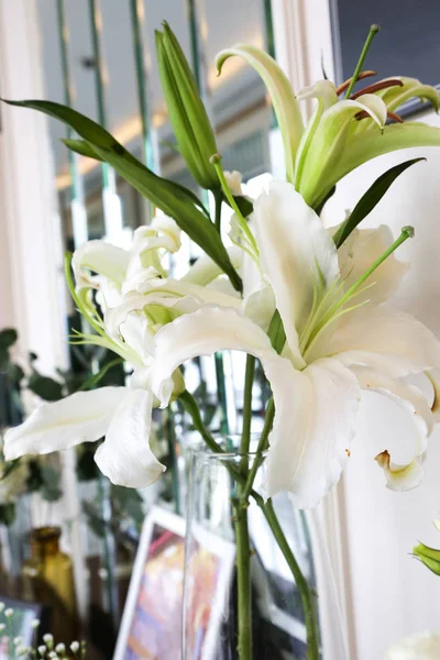 Glass vase of white lilie — Stock Photo, Image