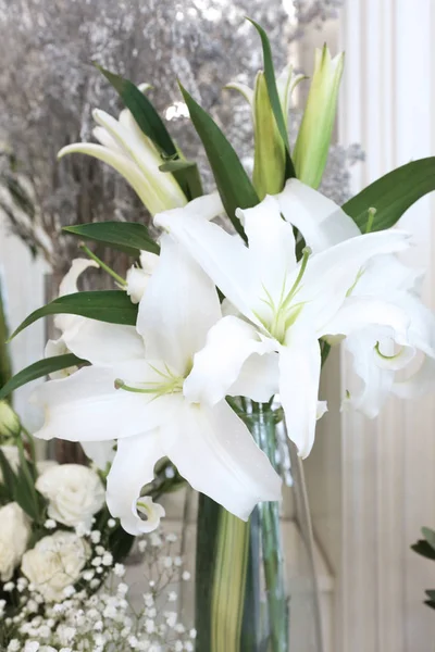 Udekorowane pokój przez wazon z białych Lilie — Zdjęcie stockowe