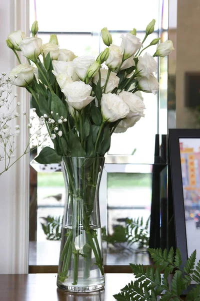 Vase of white lisianthus — Stock Photo, Image