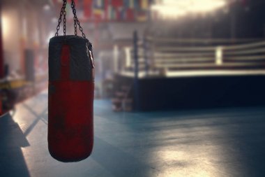 boks halkası önünde asılı kırmızı sanbag
