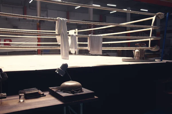 Una campana de anillo en el lado del anillo de boxeo — Foto de Stock