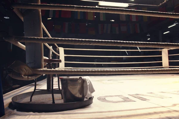 Equipamentos em um canto do anel de boxe — Fotografia de Stock