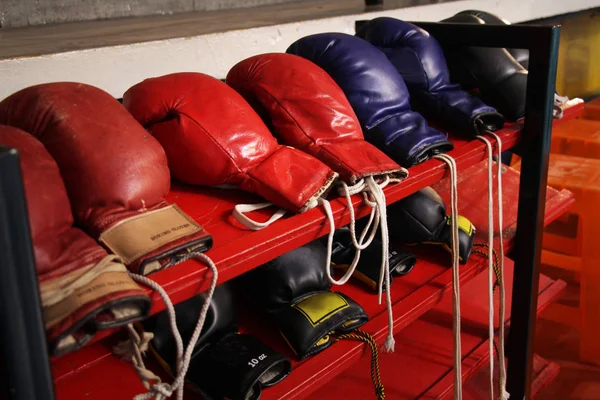 Boxing gloves on the shelf — Stock Photo, Image