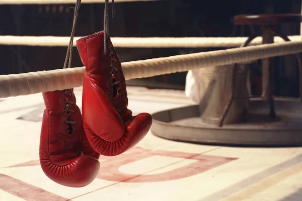 Висячі боксерські рукавички на мотузці в горизонтальному — стокове фото