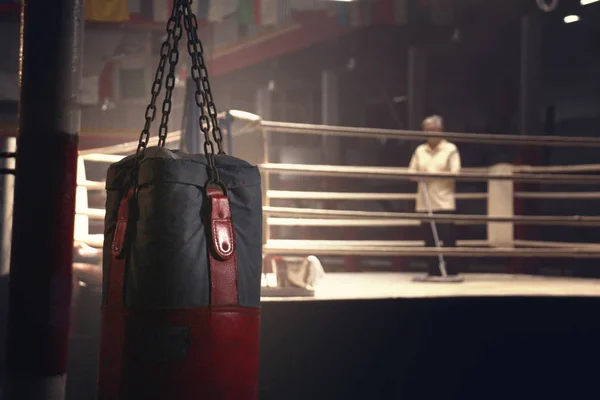 Limpieza del conserje en un anillo de boxeo — Foto de Stock