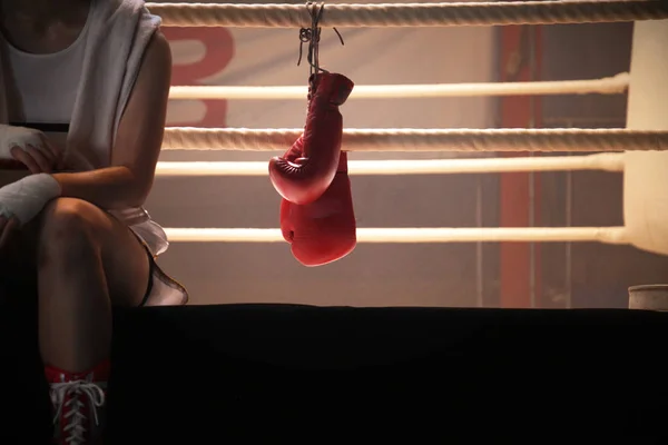 Sentado na borda do anel de boxe — Fotografia de Stock