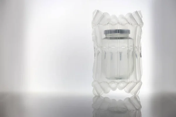 Uma garrafa em plástico bolha envoltório 5 — Fotografia de Stock