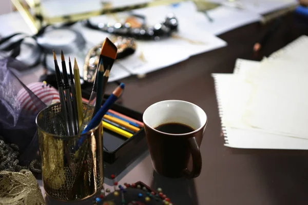 Taza de café en escritorio de moda — Foto de Stock