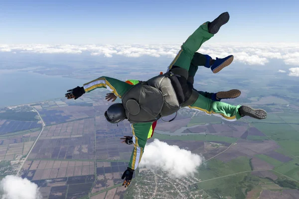 空高く飛ぶスカイダイビングタンデム — ストック写真