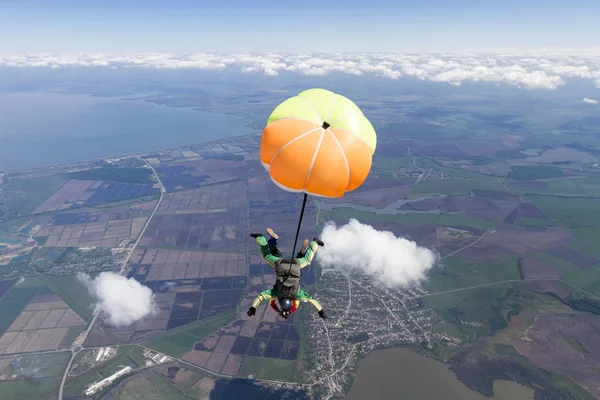 空高く飛ぶスカイダイビングタンデム — ストック写真