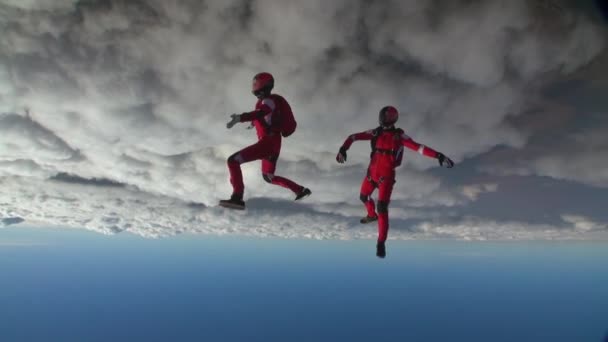 Due Paracadutisti Sportivi Costruiscono Una Figura Caduta Libera Concetto Sport — Video Stock