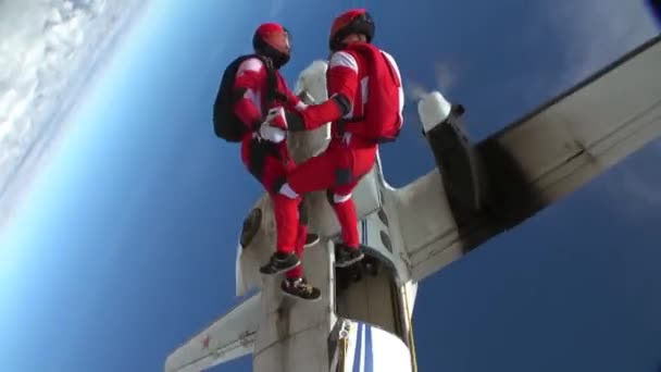 Dos Paracaidistas Deportivos Construyen Una Figura Caída Libre Concepto Deporte — Vídeo de stock